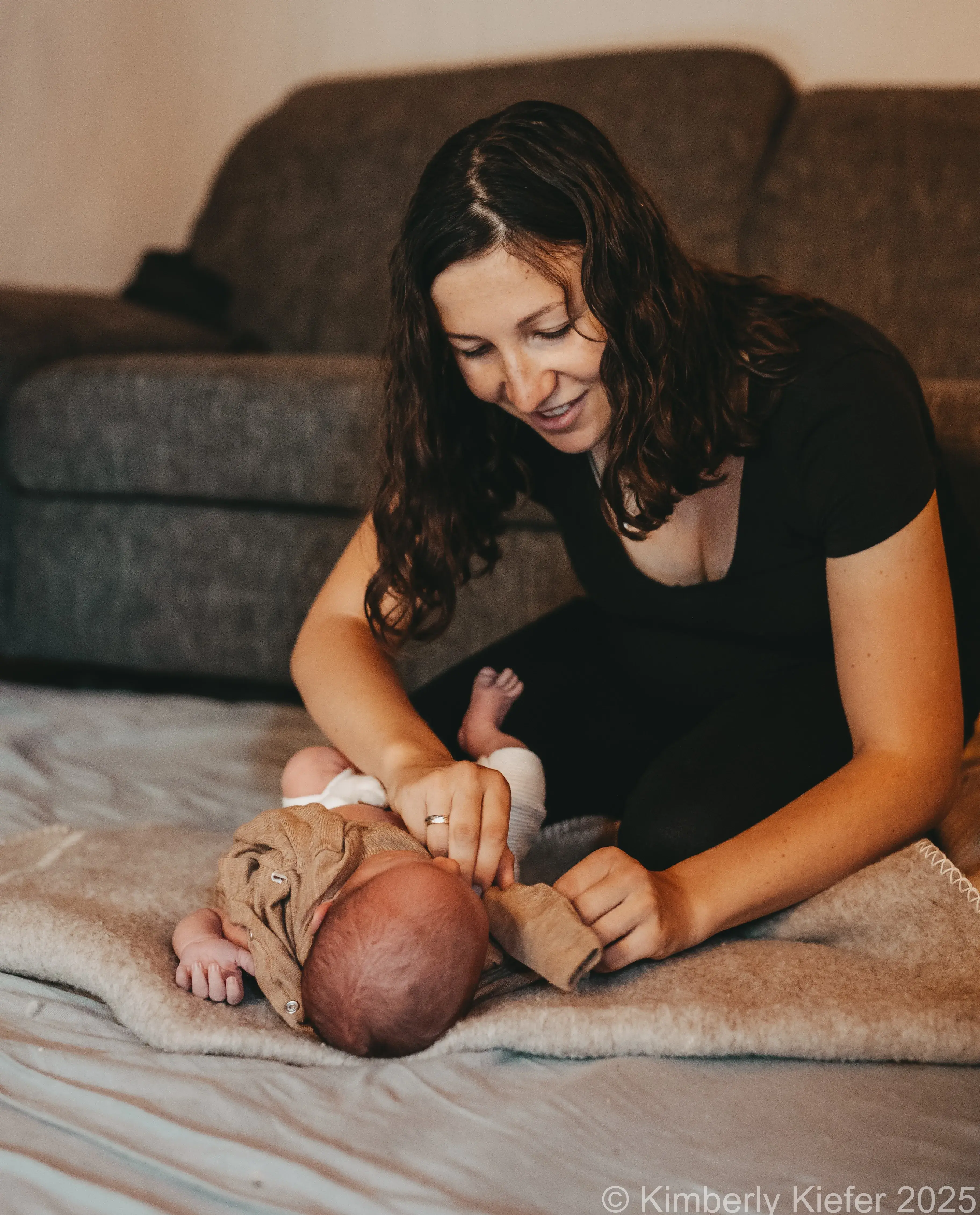 Kimy mit ihrem Baby beim abhalten